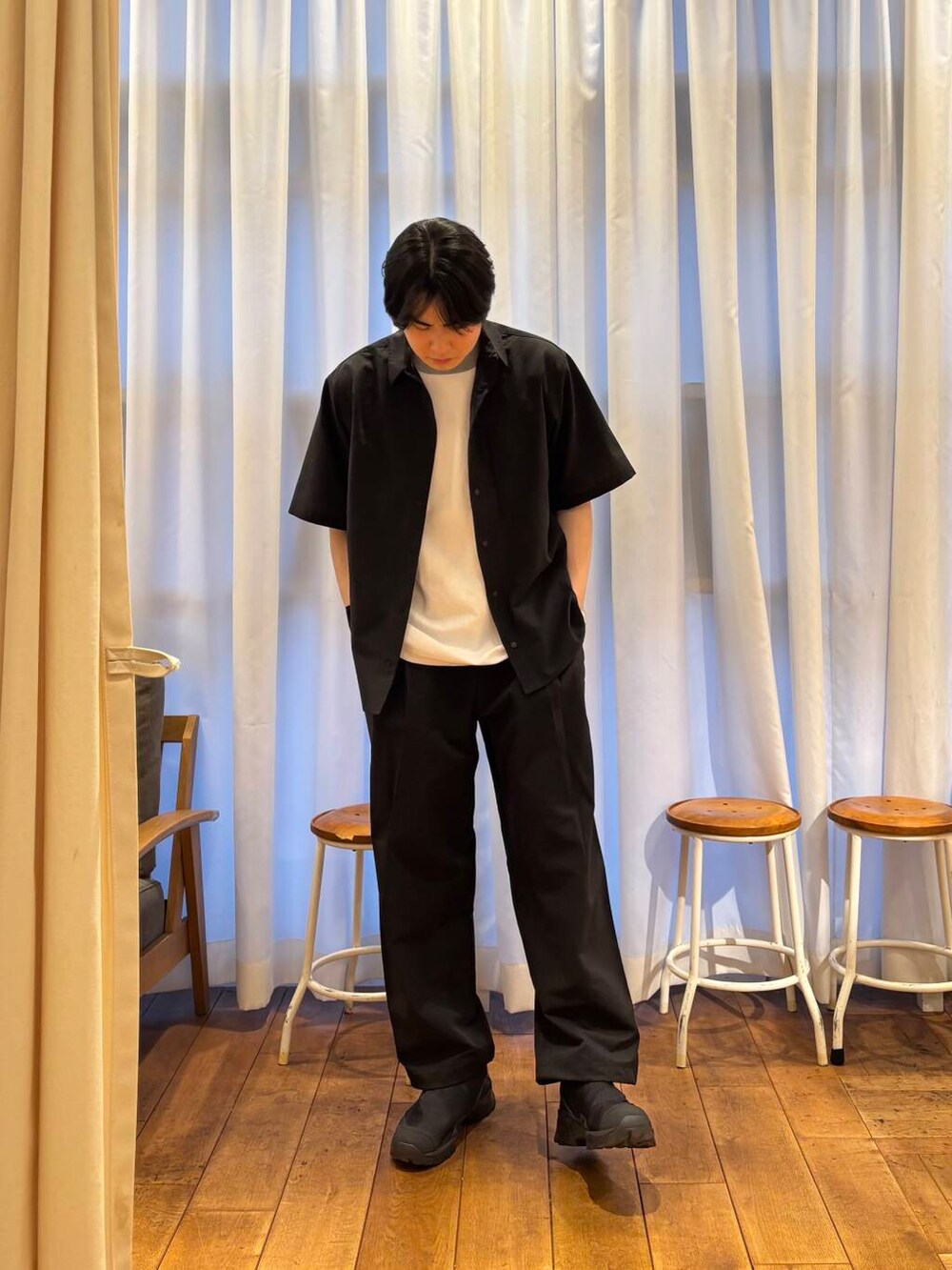 「スポーツミックス、アーバンリサーチドアーズ、休日スタイル、旅行コーデ、きれいめtシャツ、初夏のお出掛けコーデ」｜「EKALの『吸水速乾/軽量』DotAir TROUSERS（その他パンツ、ブラック系）」を使った、minsoo628さん（メンズ・176cm）の春コーディネートの3枚目の写真