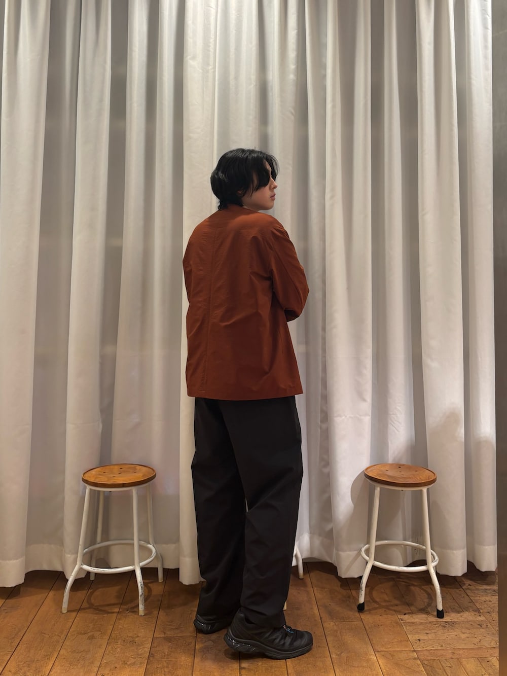 ブラック系のその他パンツ、オレンジ系のカーディガン/ボレロ、ホワイト系のTシャツ/カットソーを着用したメンズの春コーディネートの2枚目の写真