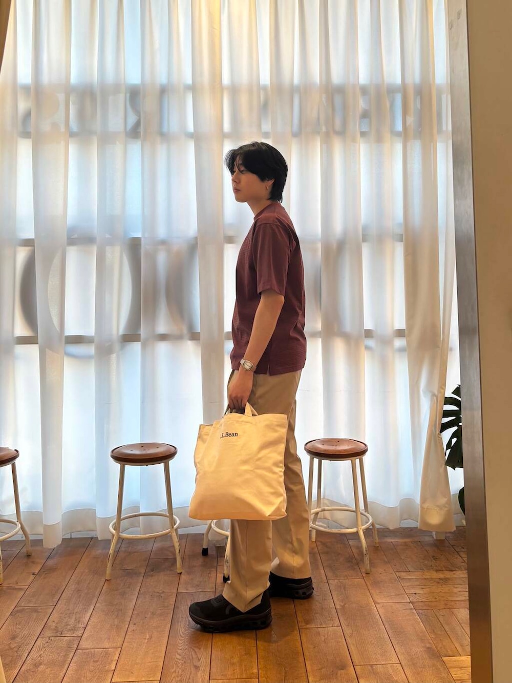 ベージュ系のショルダーバッグ、オレンジ系のTシャツ/カットソーを着用したメンズの夏コーディネートの4枚目の写真