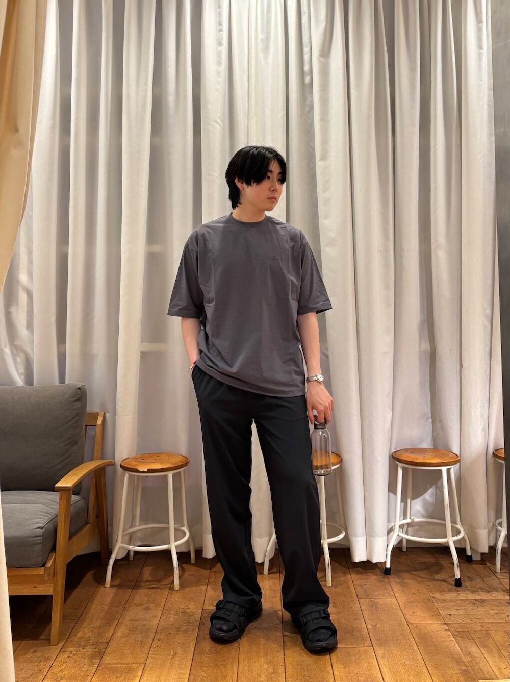 「スポーツミックス、アーバンリサーチドアーズ、休日スタイル、サンダルコーデ、旅行コーデ、サンダル×ソックス、ここでしか手に入らない別注アイテム、初夏のお出掛けコーデ、外遊びコーデ」｜「KINTOの『別注』KINTO×DOORS LIVING PRODUCTS　ウォーターボトル 500ml（グラス/マグカップ/タンブラー、グレー系）」を使った、minsoo628さん（メンズ・176cm）の夏コーディネートの2枚目の写真