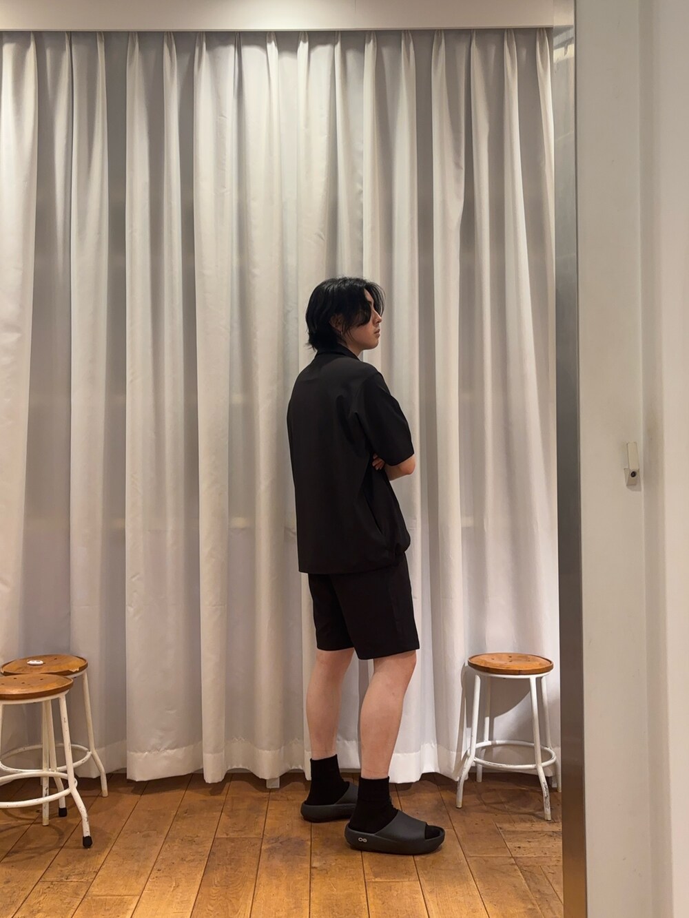 ブラック系のカーディガン/ボレロ、ブラック系のその他パンツ、ブラック系のサンダルを着用したメンズの夏コーディネートの2枚目の写真