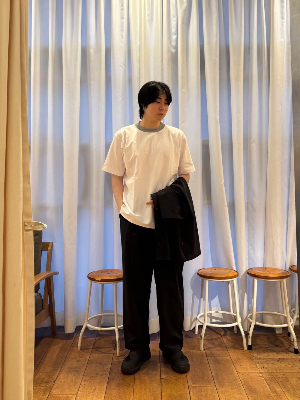 「スポーツミックス、アーバンリサーチドアーズ、休日スタイル、旅行コーデ、きれいめtシャツ、初夏のお出掛けコーデ」｜「EKALの『吸水速乾/軽量』DotAir TROUSERS（その他パンツ、ブラック系）」を使った、minsoo628さん（メンズ・176cm）の春コーディネートの4枚目の写真