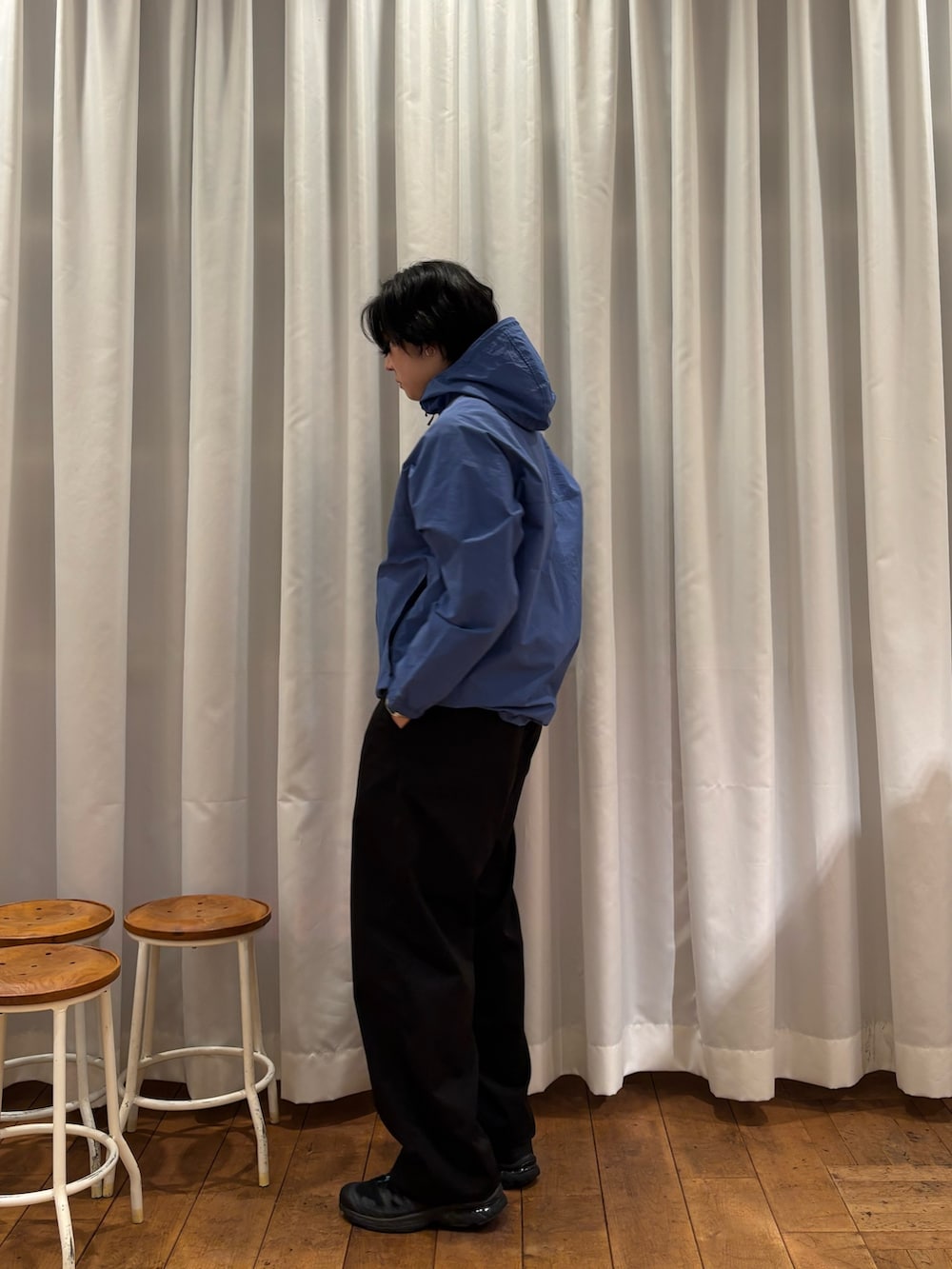 ブルー系のナイロンジャケット、ブラック系のその他パンツを着用したメンズの春コーディネートの3枚目の写真