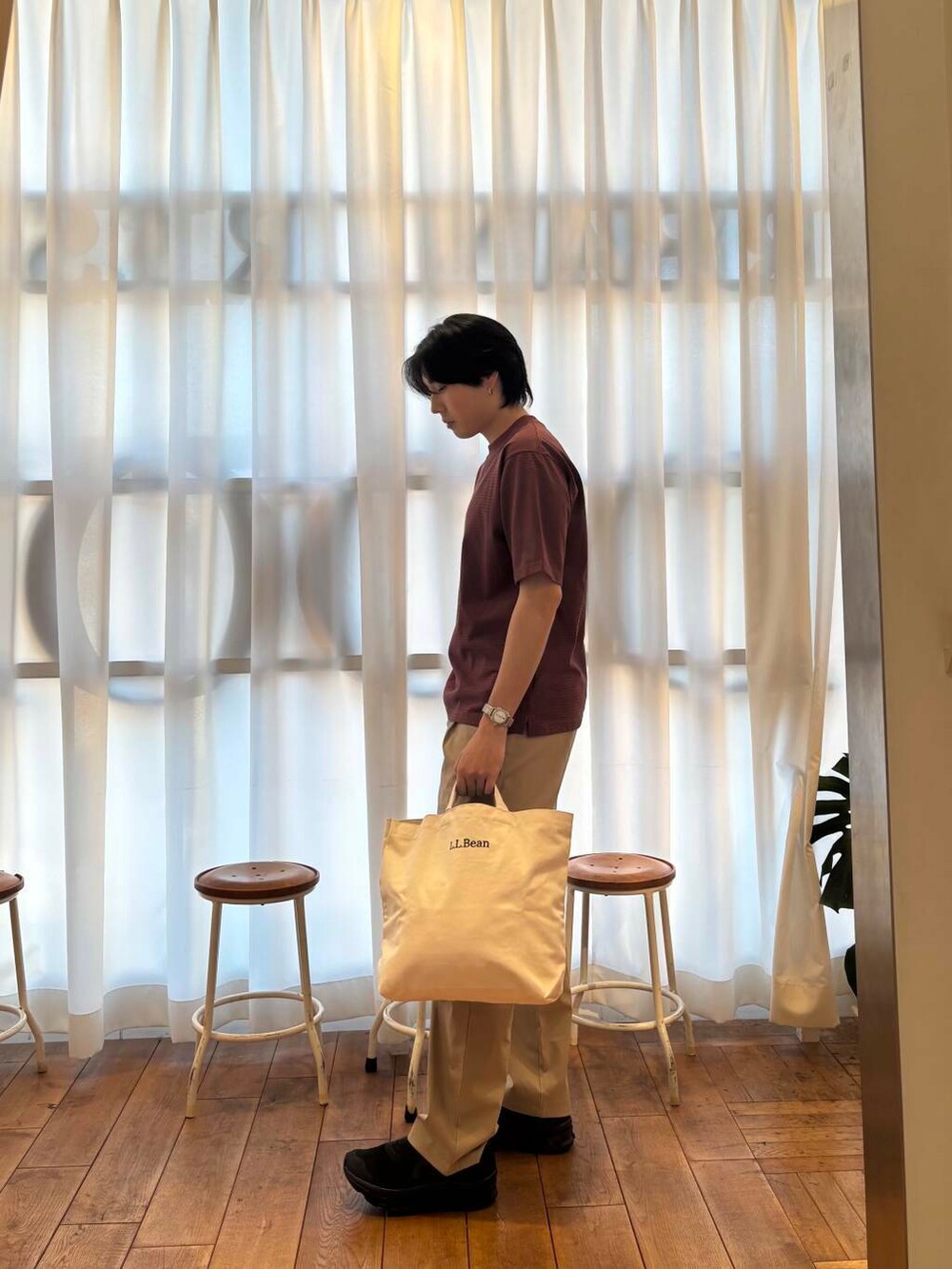 ベージュ系のショルダーバッグ、オレンジ系のTシャツ/カットソーを着用したメンズの夏コーディネートの5枚目の写真