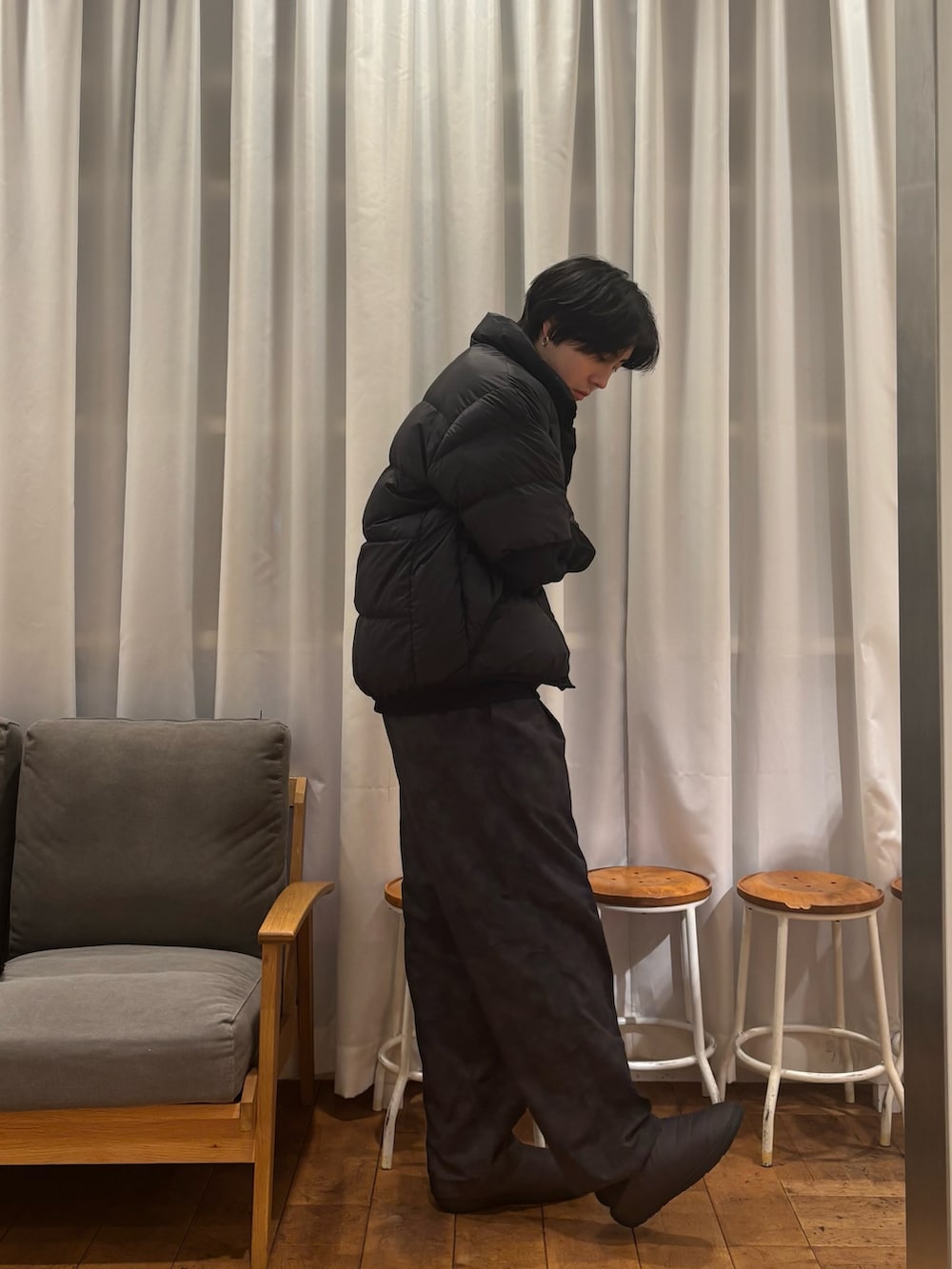 ブラック系のダウンジャケット/コート、ブラック系のその他パンツ、グレー系のその他シューズを着用したメンズの冬コーディネートの3枚目の写真