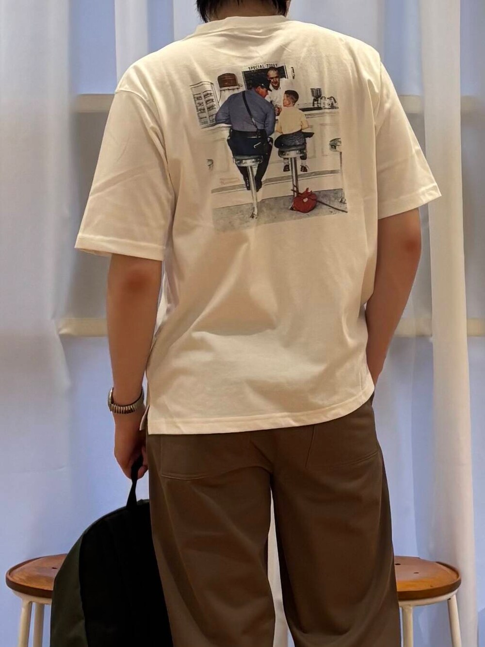 ベージュ系のその他パンツ、ベージュ系のスニーカー、グリーン系のバックパック/リュックを着用したメンズの夏コーディネートの4枚目の写真