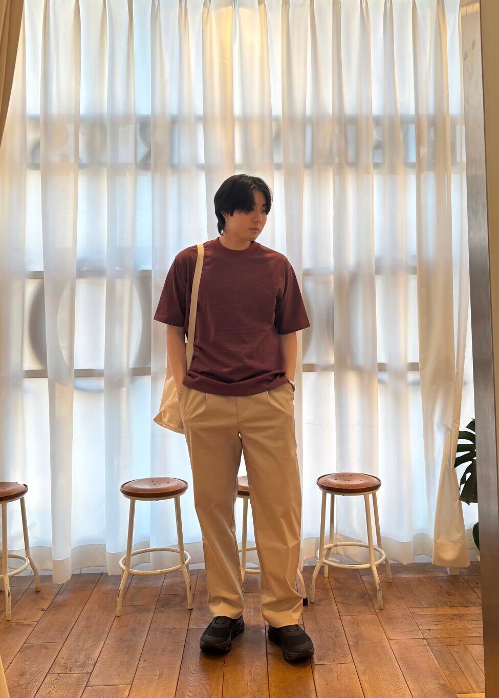 ベージュ系のショルダーバッグ、オレンジ系のTシャツ/カットソーを着用したメンズの夏コーディネートの3枚目の写真