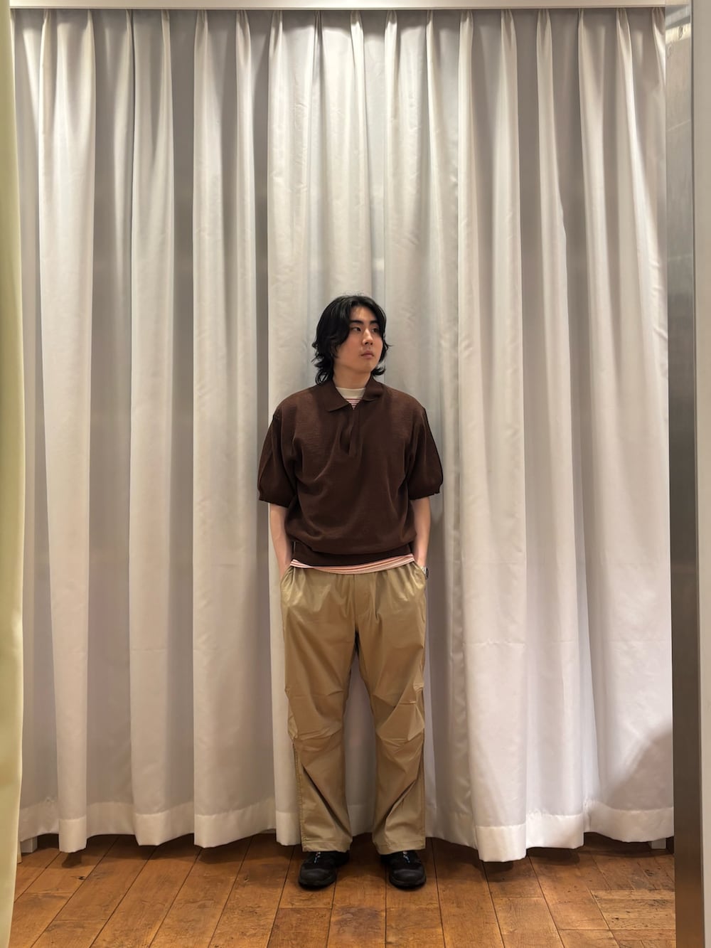 ブラウン系のニット/セーター、レッド系のTシャツ/カットソー、ベージュ系のその他パンツを着用したメンズの夏コーディネートの3枚目の写真