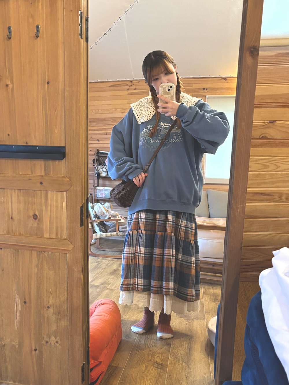 ブラウン系のショルダーバッグ、ブルー系のワンピース、ブルー系のスウェットを着用したレディースの冬コーディネートの4枚目の写真