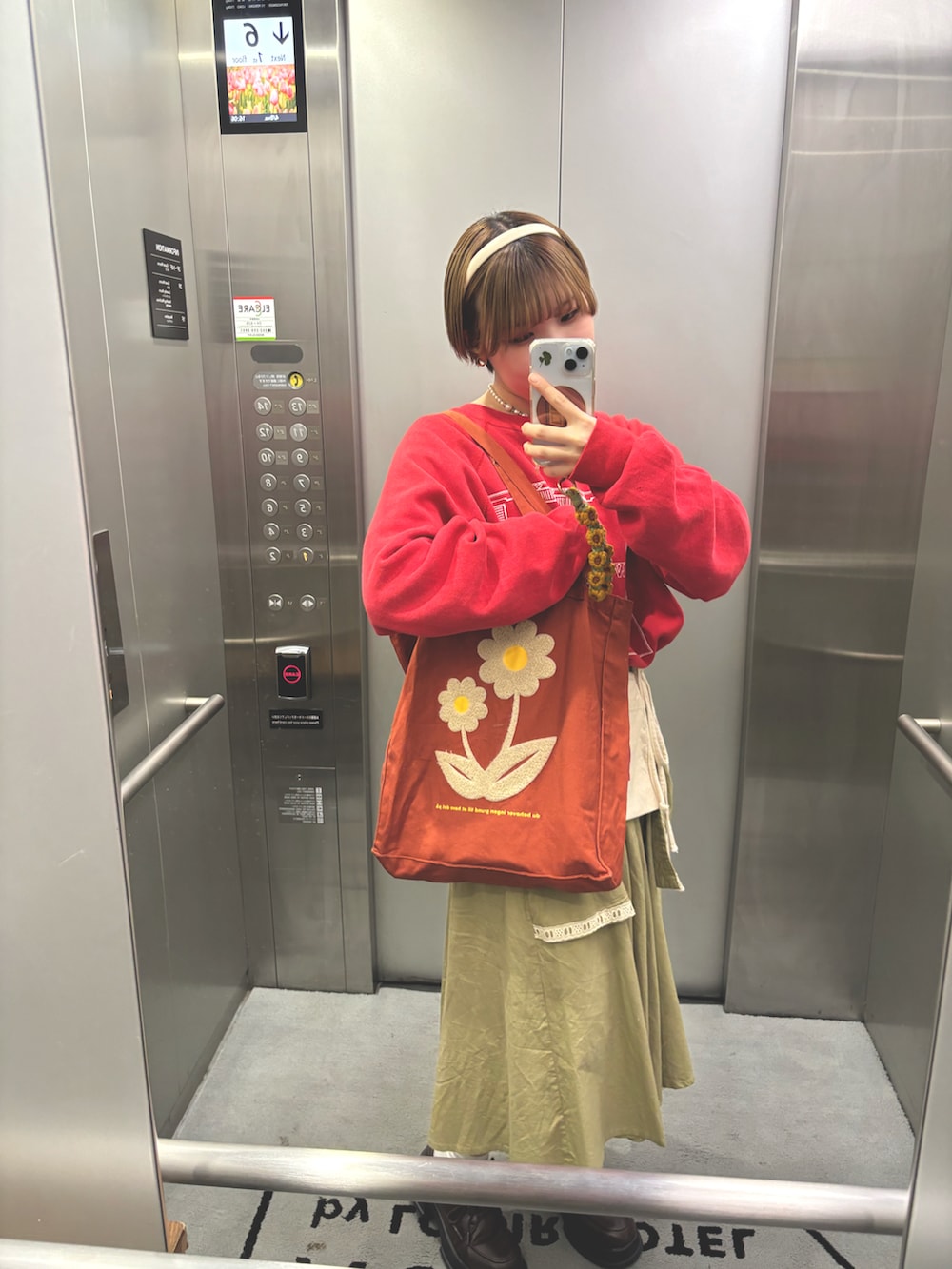 「VINTAGEのアイテム（スウェット、レッド系）」を使った、おいたん🍙さん（レディース・159cm）の春コーディネートの2枚目の写真