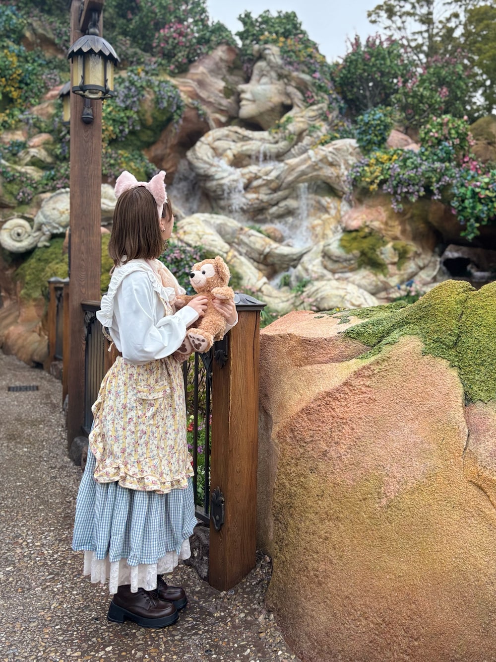 ブルー系のスカート、ホワイト系のシャツ/ブラウス、ブラウン系のローファーを着用したレディースの春コーディネートの2枚目の写真