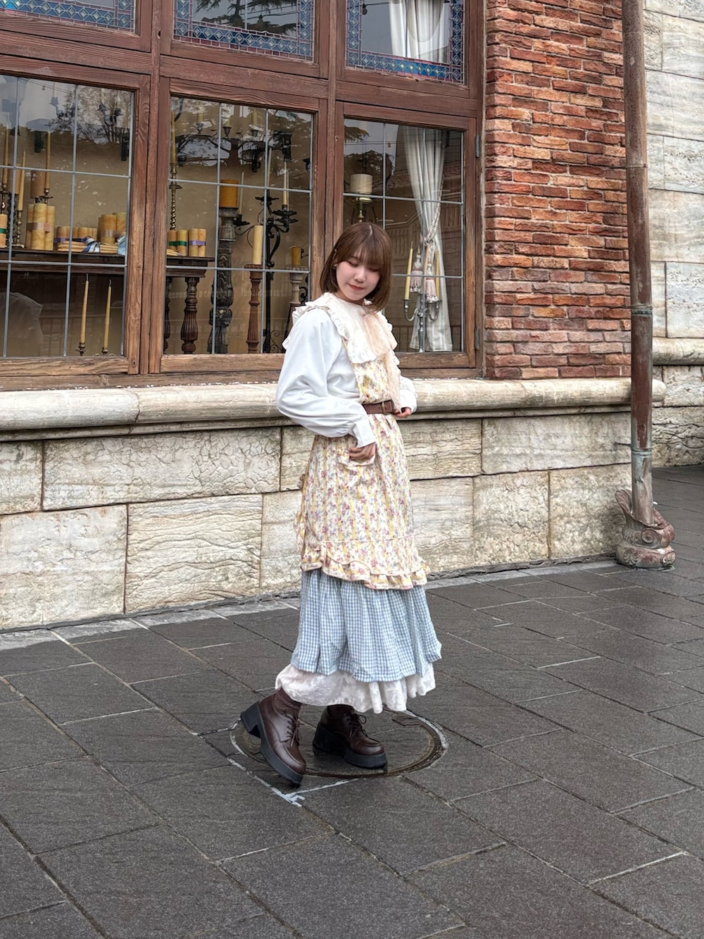 ブルー系のスカート、ホワイト系のシャツ/ブラウス、ブラウン系のローファーを着用したレディースの春コーディネートの4枚目の写真