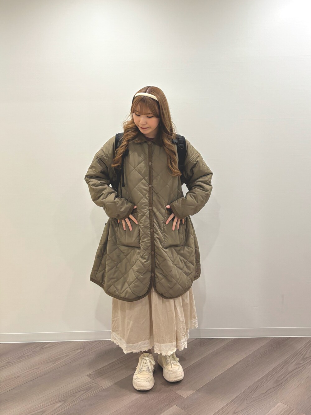 ホワイト系のシューズ、グリーン系のその他アウター、ベージュ系のスカートを着用したレディースの冬コーディネートの3枚目の写真