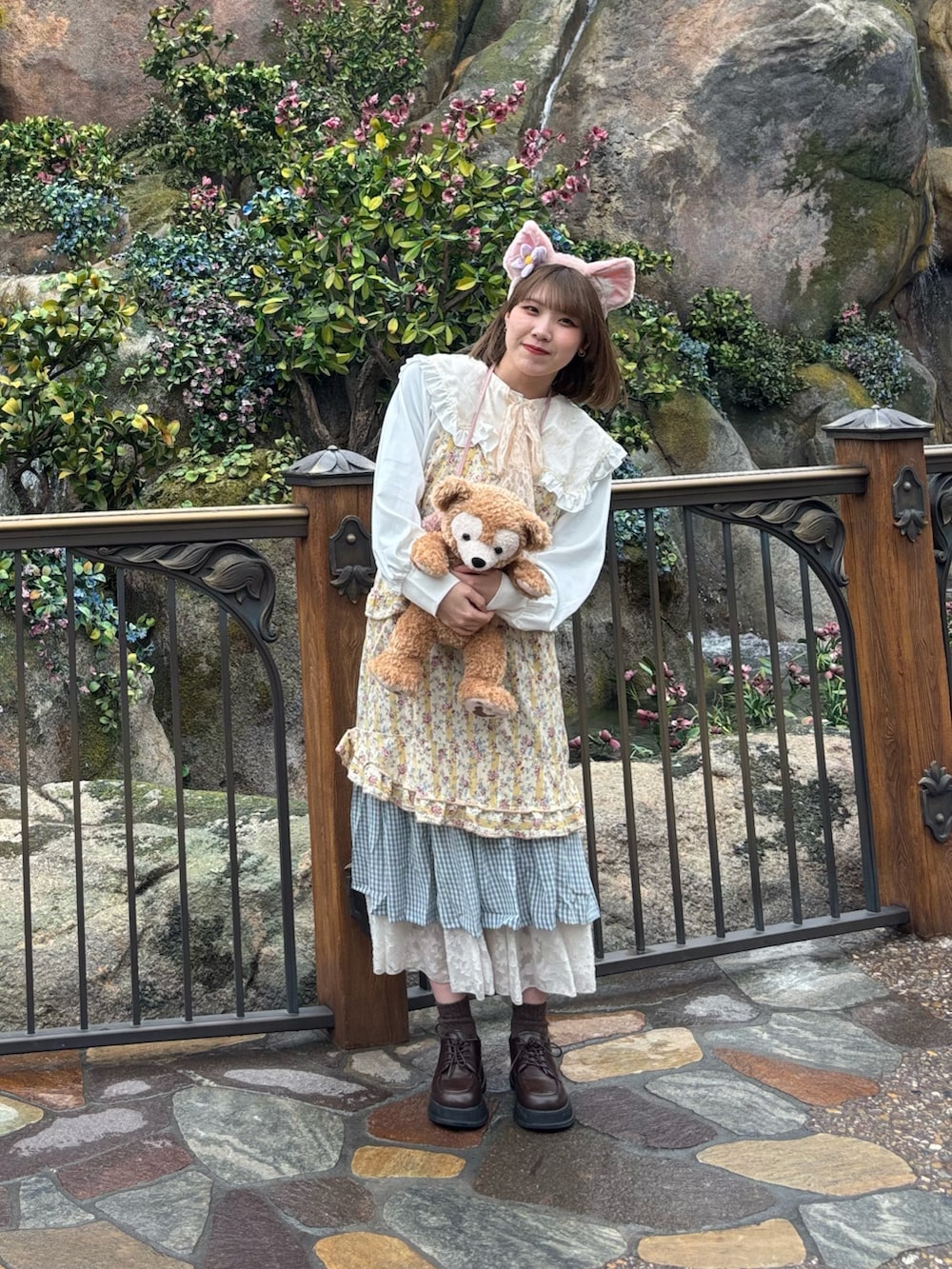 ブルー系のスカート、ホワイト系のシャツ/ブラウス、ブラウン系のローファーを着用したレディースの春コーディネートの3枚目の写真