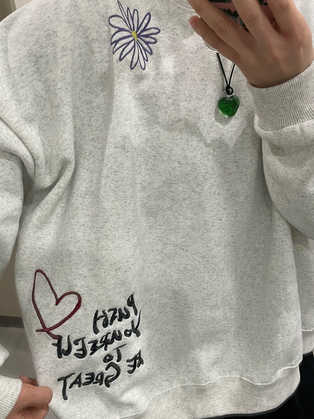 ブラウン系のブーツ、ブラック系のワンピース、ホワイト系のスウェットを着用したレディースの冬コーディネートの2枚目の写真