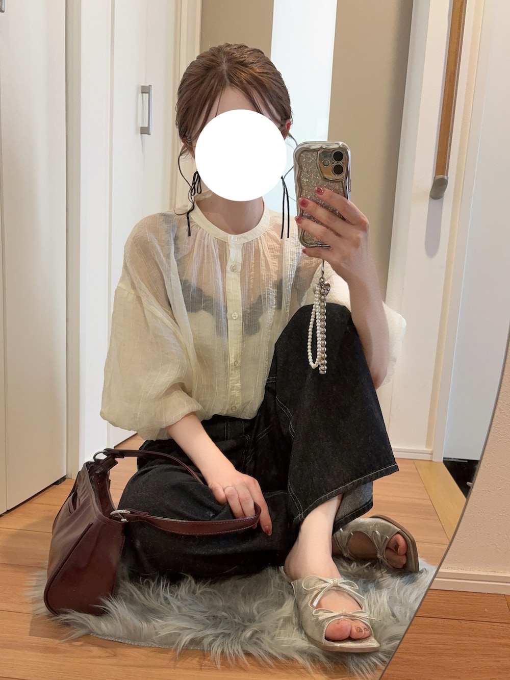 ホワイト系のシャツ/ブラウス、ブラック系のデニムパンツ、レッド系のショルダーバッグを着用したレディースの秋コーディネートの2枚目の写真