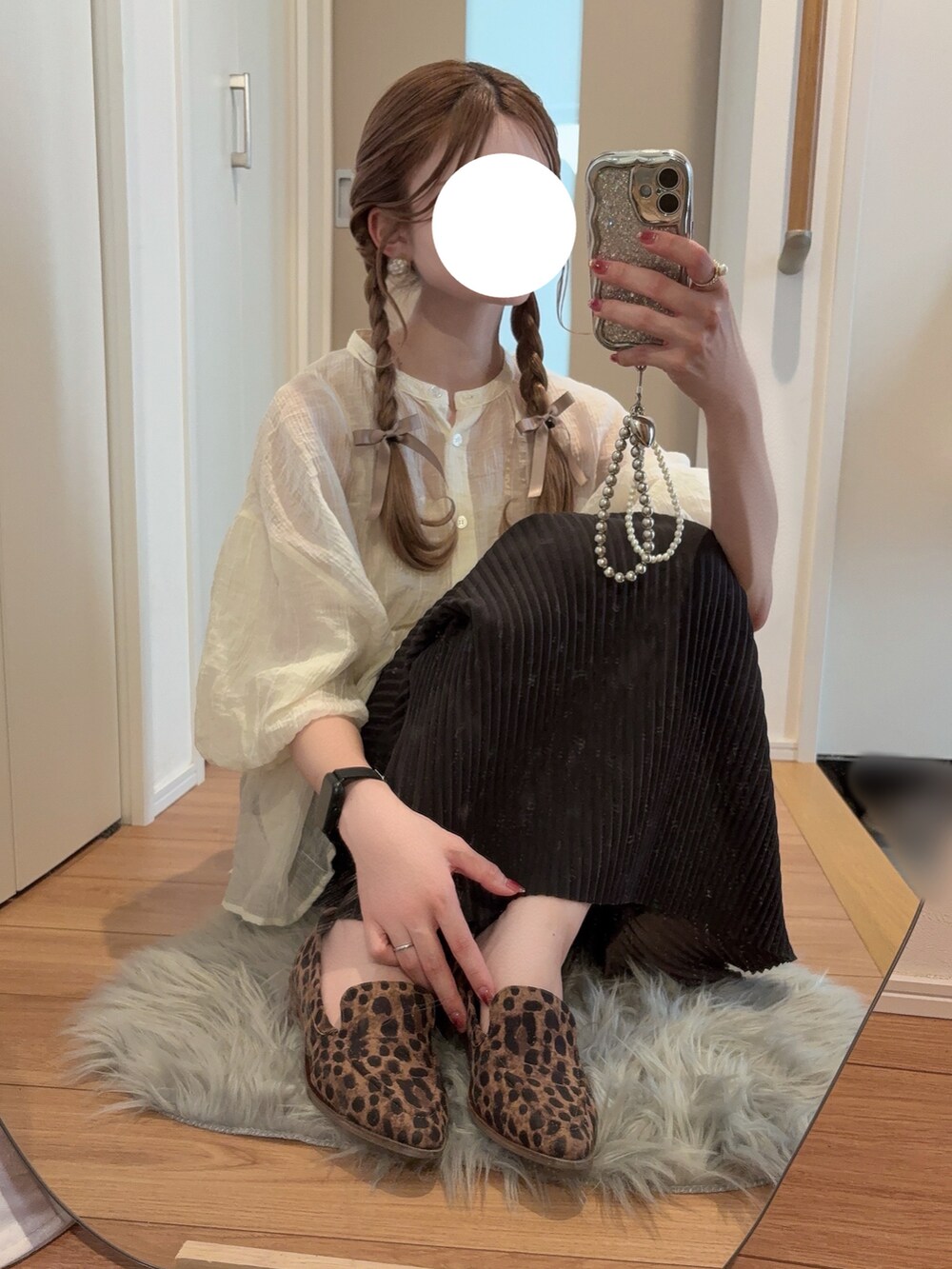 ホワイト系のシャツ/ブラウス、ホワイト系のキャミソール、ブラウン系のスカートを着用したレディースの秋コーディネートの2枚目の写真