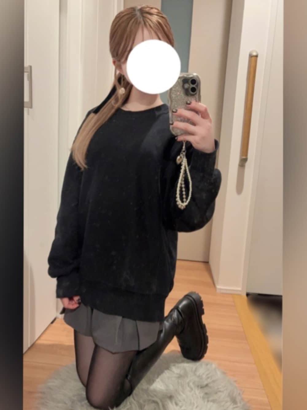 ブラック系のブーツ、グレー系のスカート、ブラック系のスウェットを着用したレディースの秋コーディネートの2枚目の写真