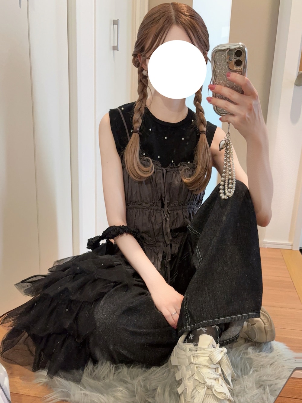 ブラック系のニット/セーター、グレー系のキャミソール、ブラック系のデニムパンツを着用したレディースの秋コーディネートの2枚目の写真