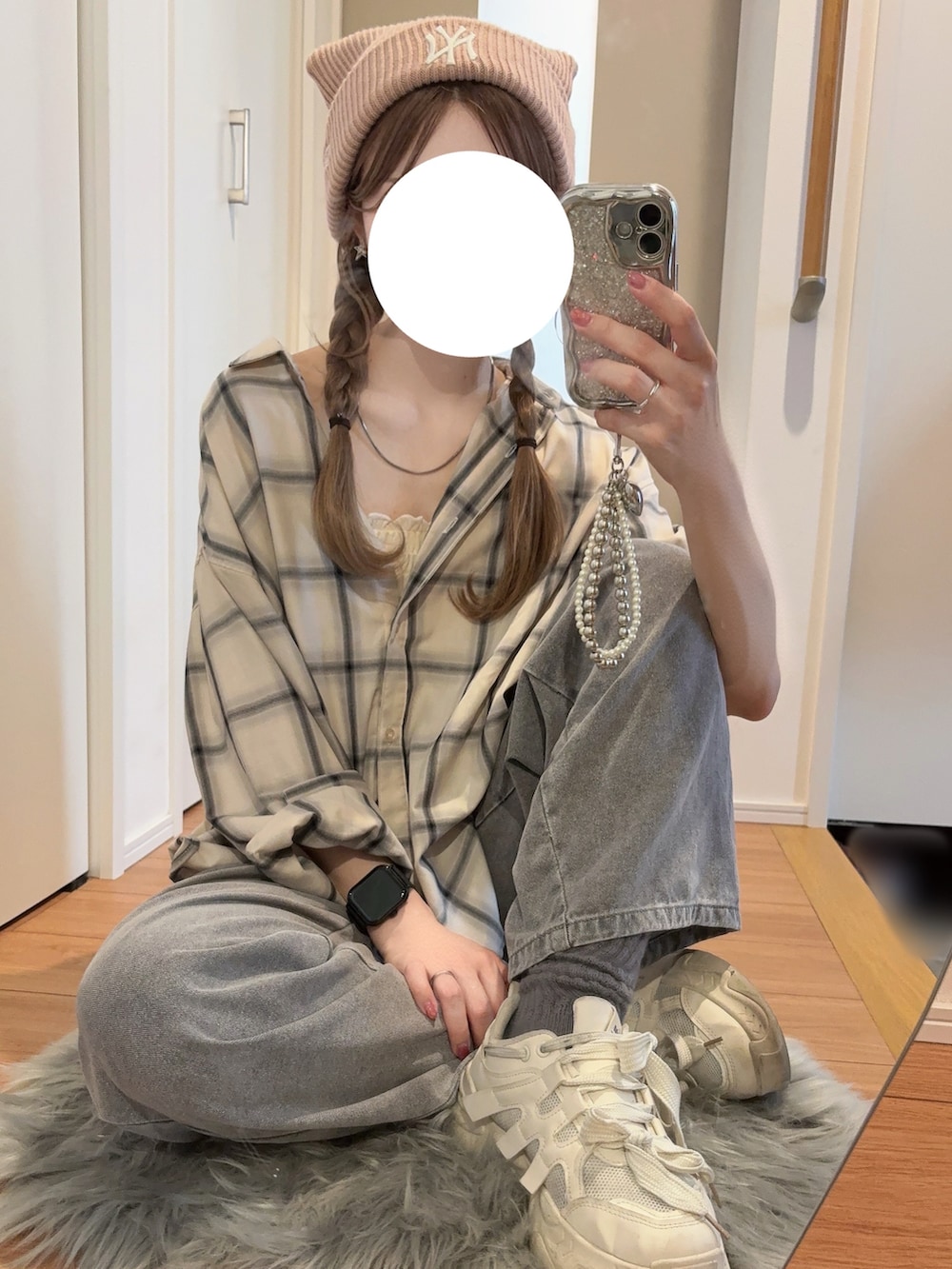 その他のシャツ/ブラウス、グレー系のデニムパンツ、ホワイト系のスニーカーを着用したレディースの秋コーディネートの2枚目の写真