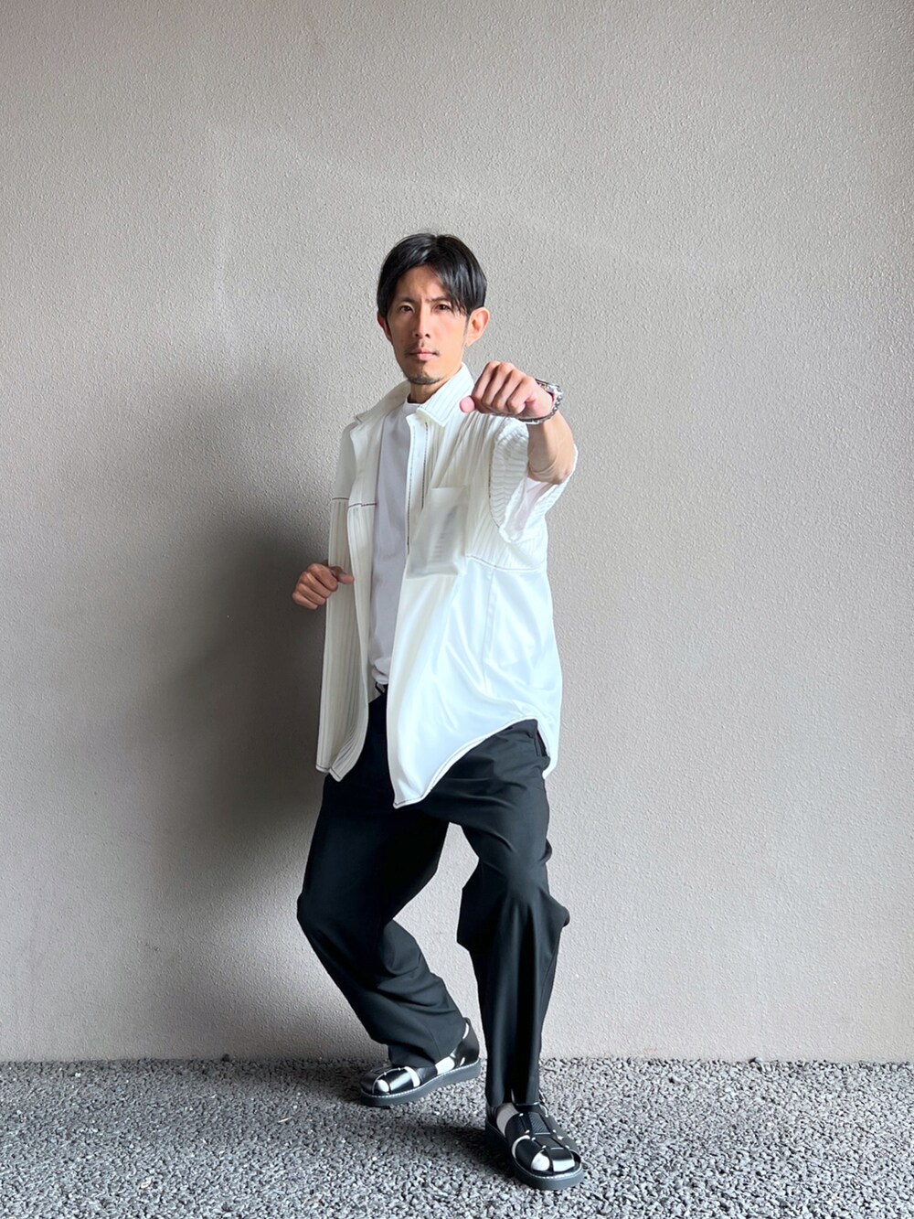 ブラック系のサンダル、ホワイト系のシャツ/ブラウスを着用したメンズの春コーディネートの2枚目の写真