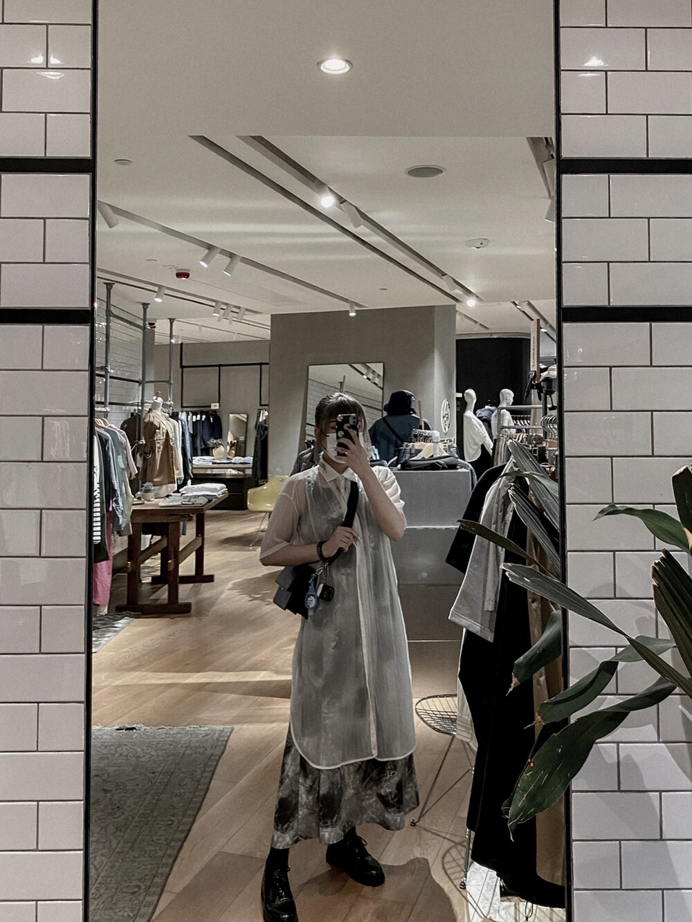 ベージュ系のシャツ/ブラウス、グレー系のワンピース/ドレスを着用したレディースの夏コーディネートの2枚目の写真