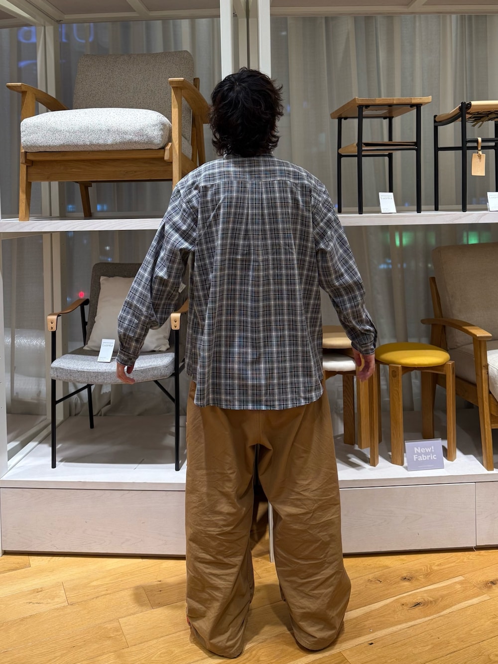 グレー系のシャツ/ブラウスを着用したメンズの夏コーディネートの2枚目の写真