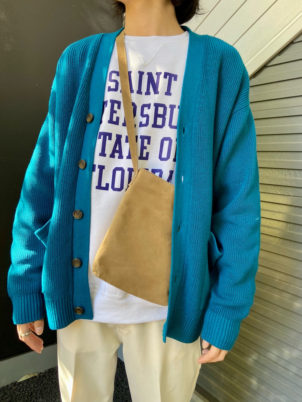 「ロゴスウェット、Wrangler、RUSSELL ATHLETIC、URBAN RESEARCH DOORS、URBAN RESEARCH、URBANRESEARCHStore、ホワイト、春コーデ、大学生、おでかけ、デート、カジュアル、大人カジュアル、カジュアルコーデ」|「URBAN RESEARCH DOORSのdoralon撚り杢ニットキャップ(ニットキャップ/ビーニー、ブルー系)」を使った、soraさん(メンズ・178cm)の冬コーディネートの2枚目の写真