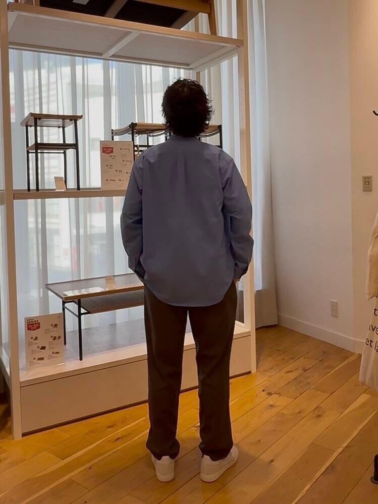 ブルー系のシャツ/ブラウス、ホワイト系のスニーカー、グレー系のTシャツ/カットソーを着用したメンズの春コーディネートの3枚目の写真