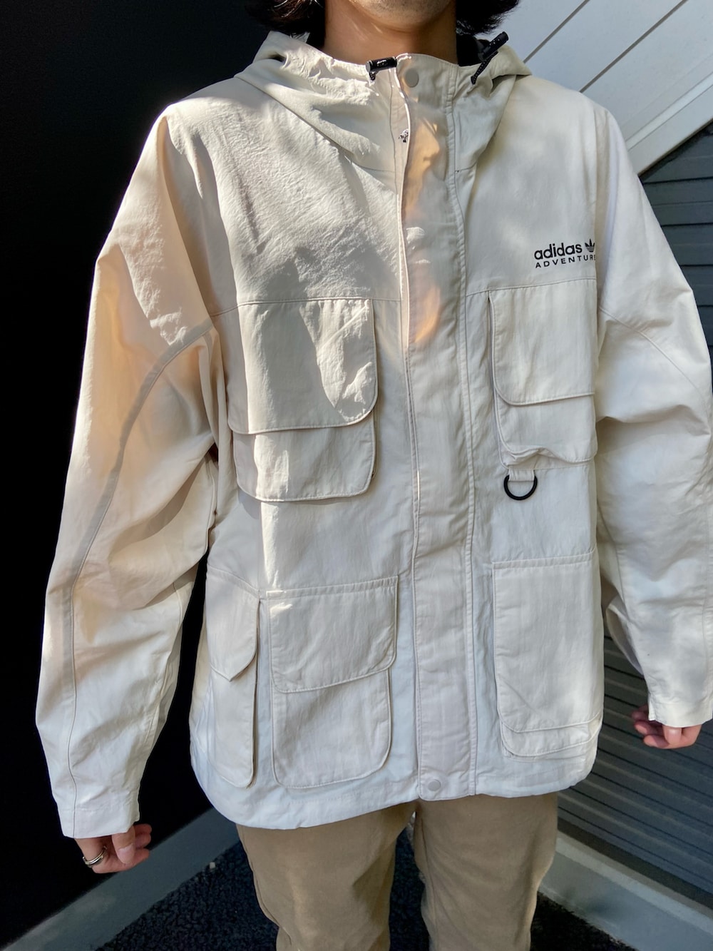 ベージュ系のマウンテンパーカー、ベージュ系のその他パンツ、グレー系のスニーカーを着用したメンズの冬コーディネートの2枚目の写真