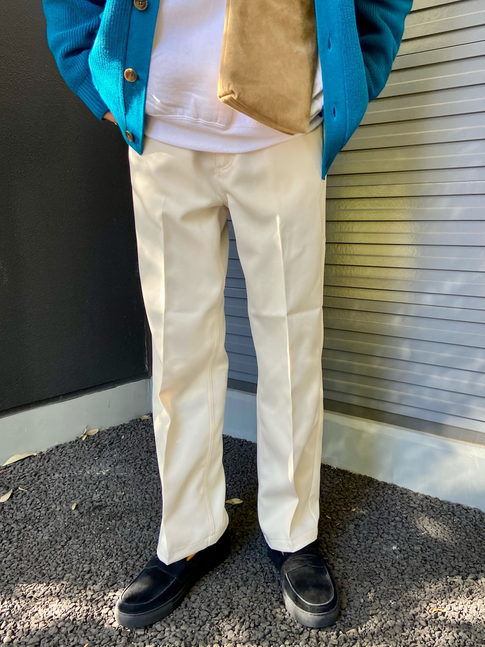 「ロゴスウェット、Wrangler、RUSSELL ATHLETIC、URBAN RESEARCH DOORS、URBAN RESEARCH、URBANRESEARCHStore、ホワイト、春コーデ、大学生、おでかけ、デート、カジュアル、大人カジュアル、カジュアルコーデ」|「URBAN RESEARCH DOORSのdoralon撚り杢ニットキャップ(ニットキャップ/ビーニー、ブルー系)」を使った、soraさん(メンズ・178cm)の冬コーディネートの3枚目の写真