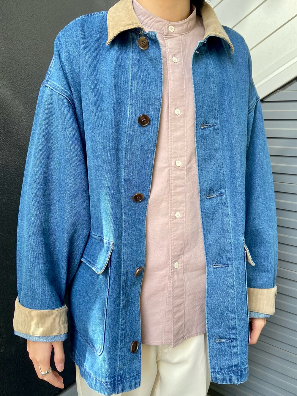 「大人カジュアル、カジュアル、カジュアルコーデ、大学生、バケットハット、デニムジャケット、シャツスタイル、Wrangler、adidas、URBAN RESEARCH、URBAN RESEARCH DOORS、SENSEOFPLACE、URBANRESEARCHStore、ピンク、デニム」｜「URBAN RESEARCH DOORSのデニムバケットハット（ハット、ホワイト系）」を使った、soraさん（メンズ・178cm）の冬コーディネートの2枚目の写真