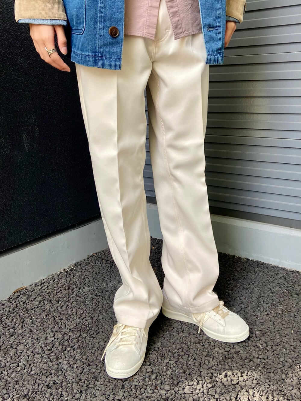 「大人カジュアル、カジュアル、カジュアルコーデ、大学生、バケットハット、デニムジャケット、シャツスタイル、Wrangler、adidas、URBAN RESEARCH、URBAN RESEARCH DOORS、SENSEOFPLACE、URBANRESEARCHStore、ピンク、デニム」｜「URBAN RESEARCH DOORSのデニムバケットハット（ハット、ホワイト系）」を使った、soraさん（メンズ・178cm）の冬コーディネートの3枚目の写真