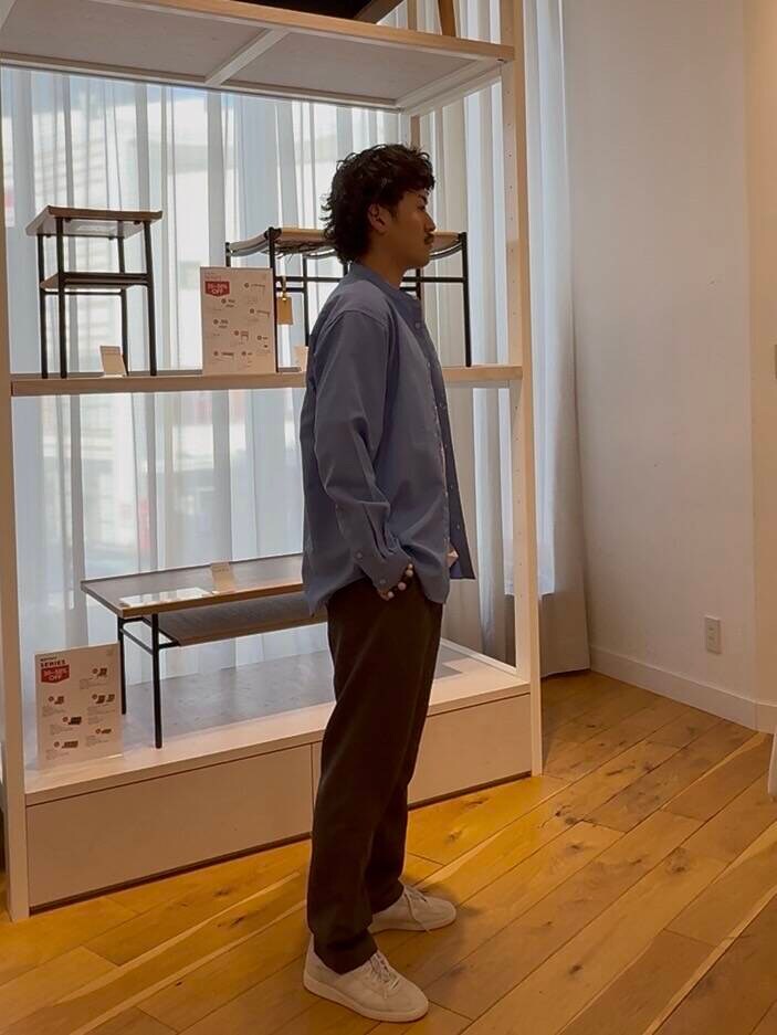 ブルー系のシャツ/ブラウス、ホワイト系のスニーカー、グレー系のTシャツ/カットソーを着用したメンズの春コーディネートの2枚目の写真