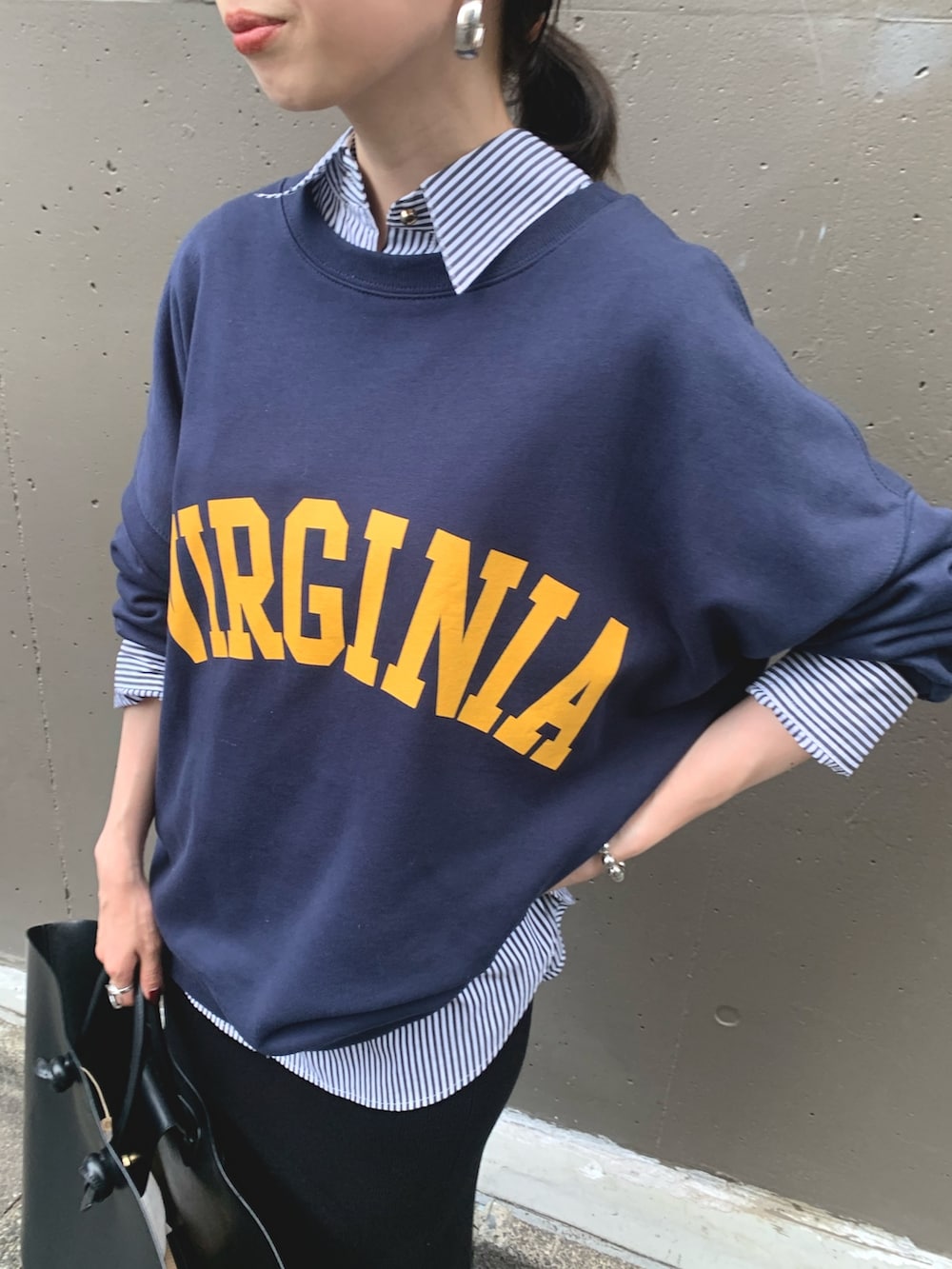 ブルー系のスウェット、ブラック系のシャツ/ブラウス、ブラック系のスカートを着用したレディースの秋コーディネートの2枚目の写真