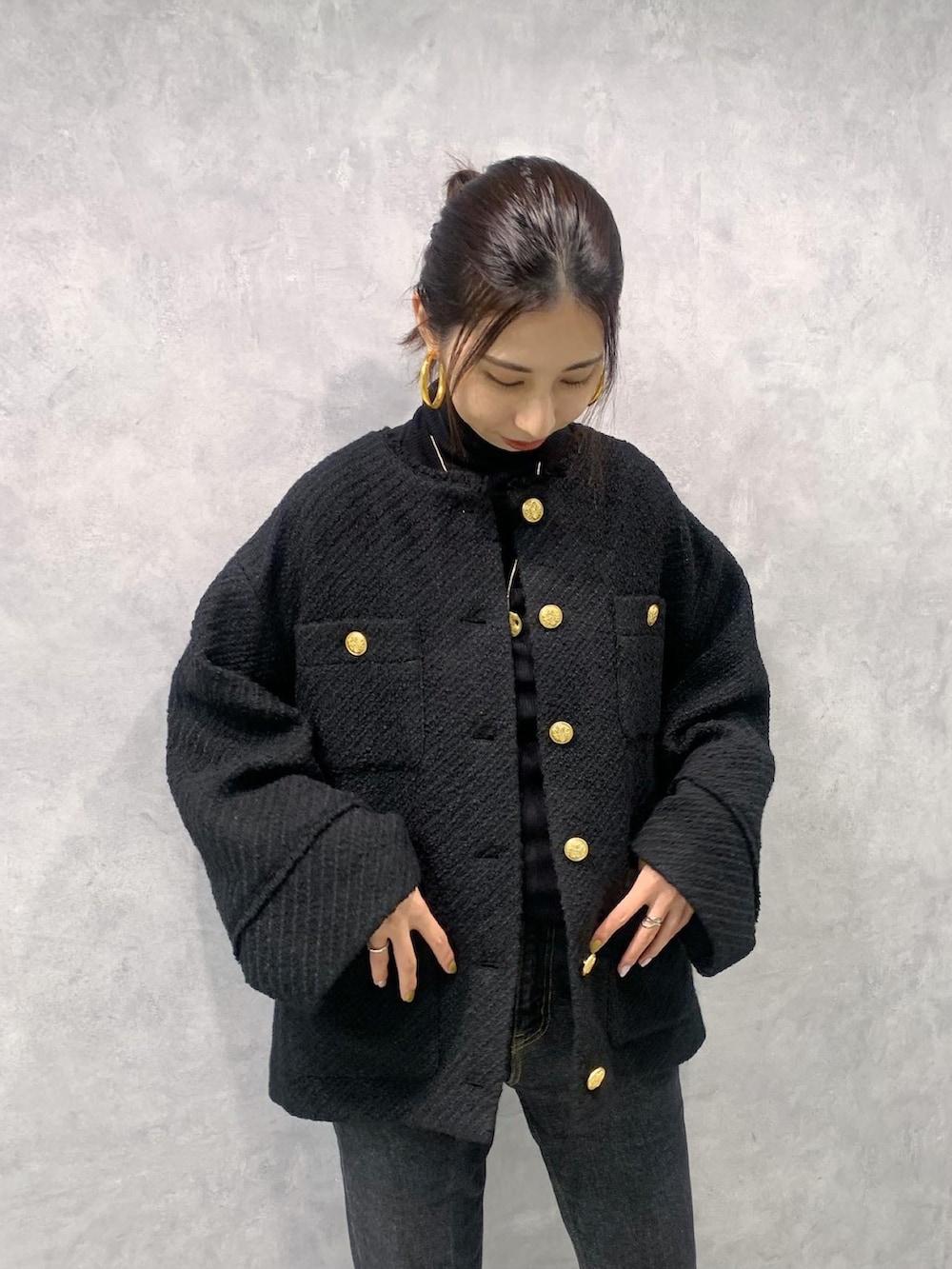 ブラック系のノーカラージャケット、ブラック系のニット/セーター、ブラック系のその他パンツを着用したレディースの秋コーディネートの2枚目の写真