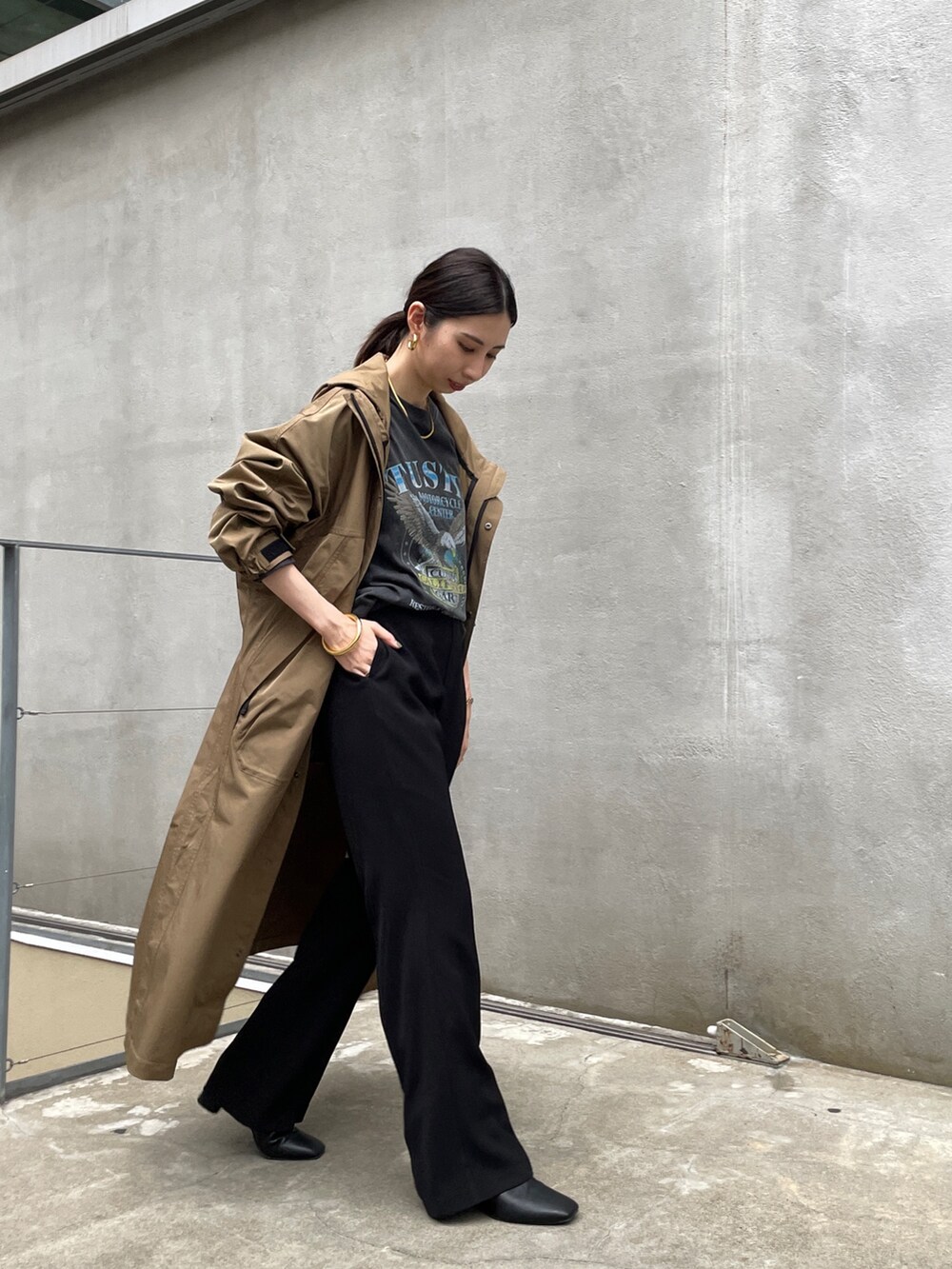 「ビッグシルエット、モード、大人カジュアル、秋服準備はじめました、休日スタイル、秋先取りコーデ、パンツスタイル、秋コーデ、マンパ」｜「LOUNGEDRESSの【GOOD ROCK SPEED / グッドロックスピード】EAGLEロンT（Tシャツ/カットソー、ブラック系）」を使った、airiさん（レディース・160cm）の秋コーディネートの2枚目の写真