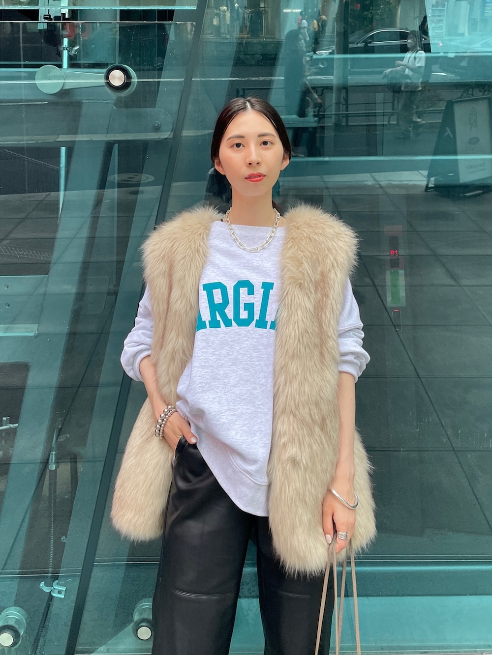 ホワイト系のベスト、グレー系のスウェット、ブラック系のその他パンツを着用したレディースの夏コーディネートの2枚目の写真