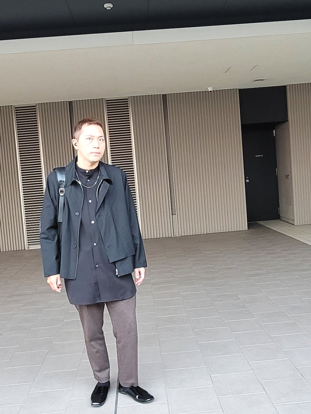 「大人カジュアル、メンズコーデ、キレイめ、ユニクロ、スクエアトゥ」｜「MBのアイテム（シューズ、ブラック系）」を使った、コタオさん（メンズ・175cm）の冬コーディネートの2枚目の写真