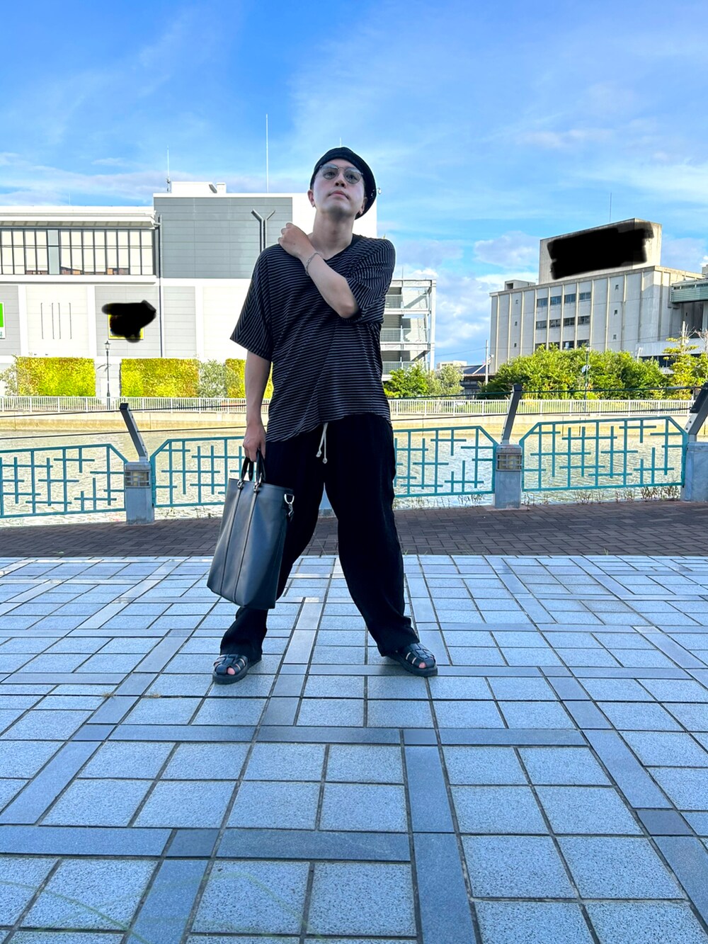 「休日スタイル、アツいコーデ全部見せ、夏コーデ、Tシャツ、メガネ男子、ラフ、カジュアル、ブラック、ハンチング、バッグ、レザーバッグ」｜「OVERRIDEのOVERRIDE  POLY TAM BERET（ハンチング/ベレー帽、ブラック系）」を使った、コタオさん（メンズ・175cm）の夏コーディネートの2枚目の写真