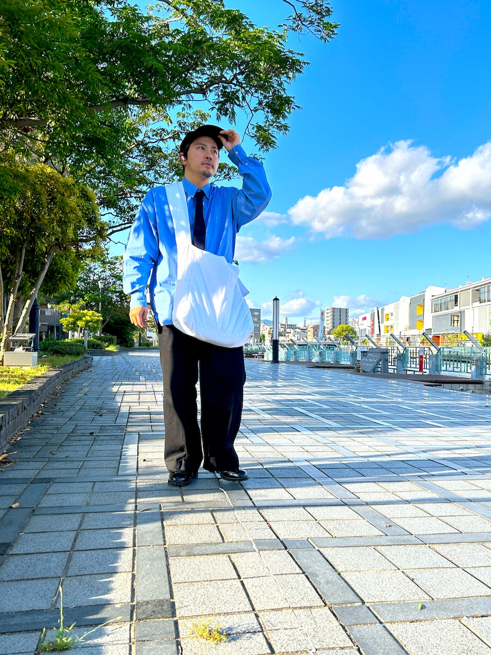 「今日のコーデ、オーバーサイズ、カジュアルコーデ、休日スタイル、ブルーシャツ、ネクタイコーデ、ネクタイ、帽子、キャップ、デカバック、ショルダーバッグ」｜「MBのアイテム（デニムパンツ、ブラック系）」を使った、コタオさん（メンズ・175cm）の春コーディネートの2枚目の写真
