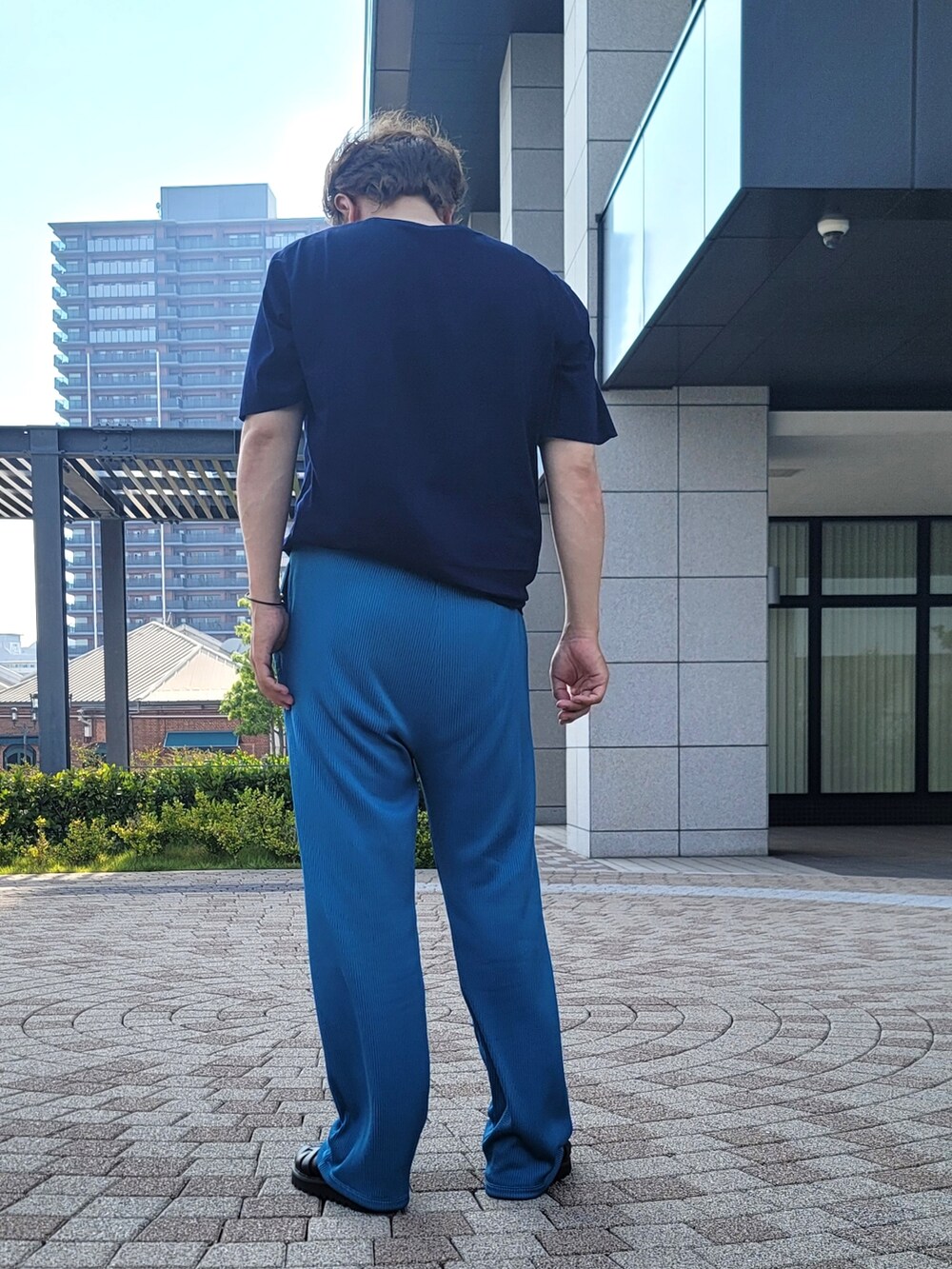 「夏コーデ、夏だ！Tシャツ着よう！、UNIQLO、真夏のアクティブスタイル、グルカサンダル、サングラス、ブルー」｜「UNIQLOのアイテム（Tシャツ/カットソー、ブルー系）」を使った、コタオさん（メンズ・175cm）の夏コーディネートの3枚目の写真