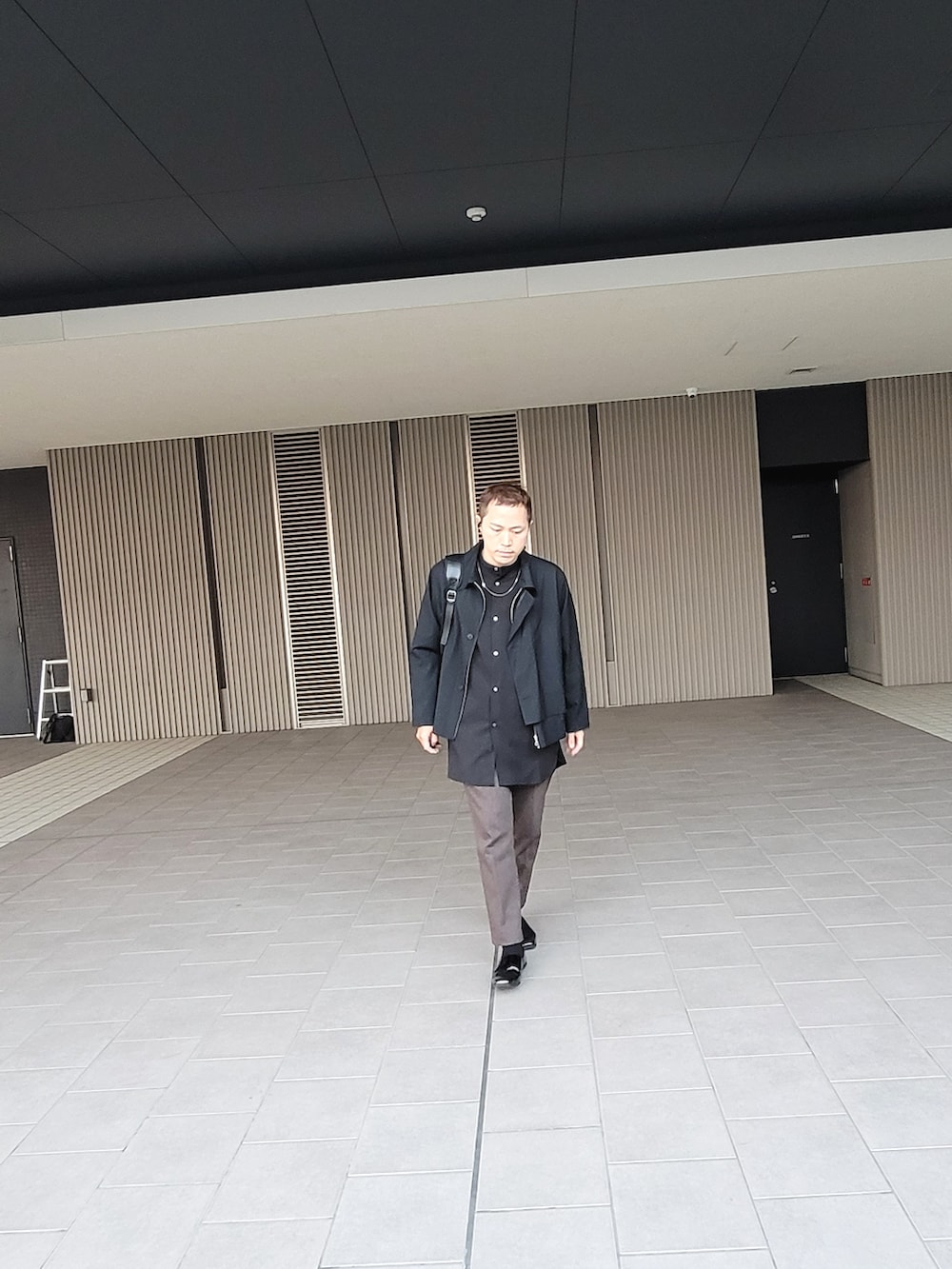 「大人カジュアル、メンズコーデ、キレイめ、ユニクロ、スクエアトゥ」｜「MBのアイテム（シューズ、ブラック系）」を使った、コタオさん（メンズ・175cm）の冬コーディネートの4枚目の写真