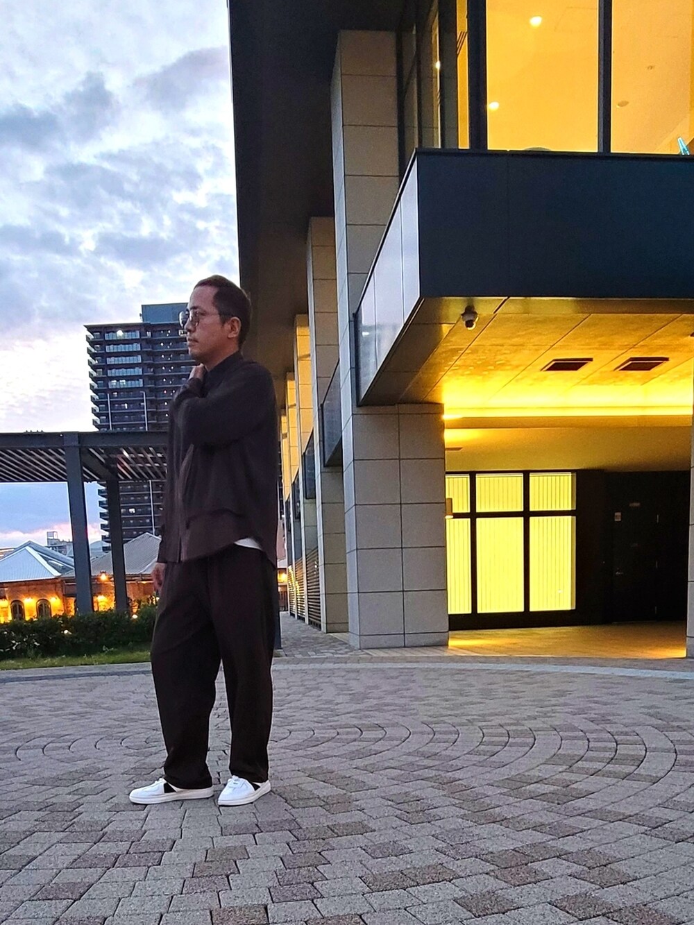 「秋のコーデ、シンプルスタイル、キレイめ、秋服、ジャーマントレーナー」｜「tk.TAKEO KIKUCHIのアイテム（パンツ、ブラウン系）」を使った、コタオさん（メンズ・175cm）の秋コーディネートの5枚目の写真