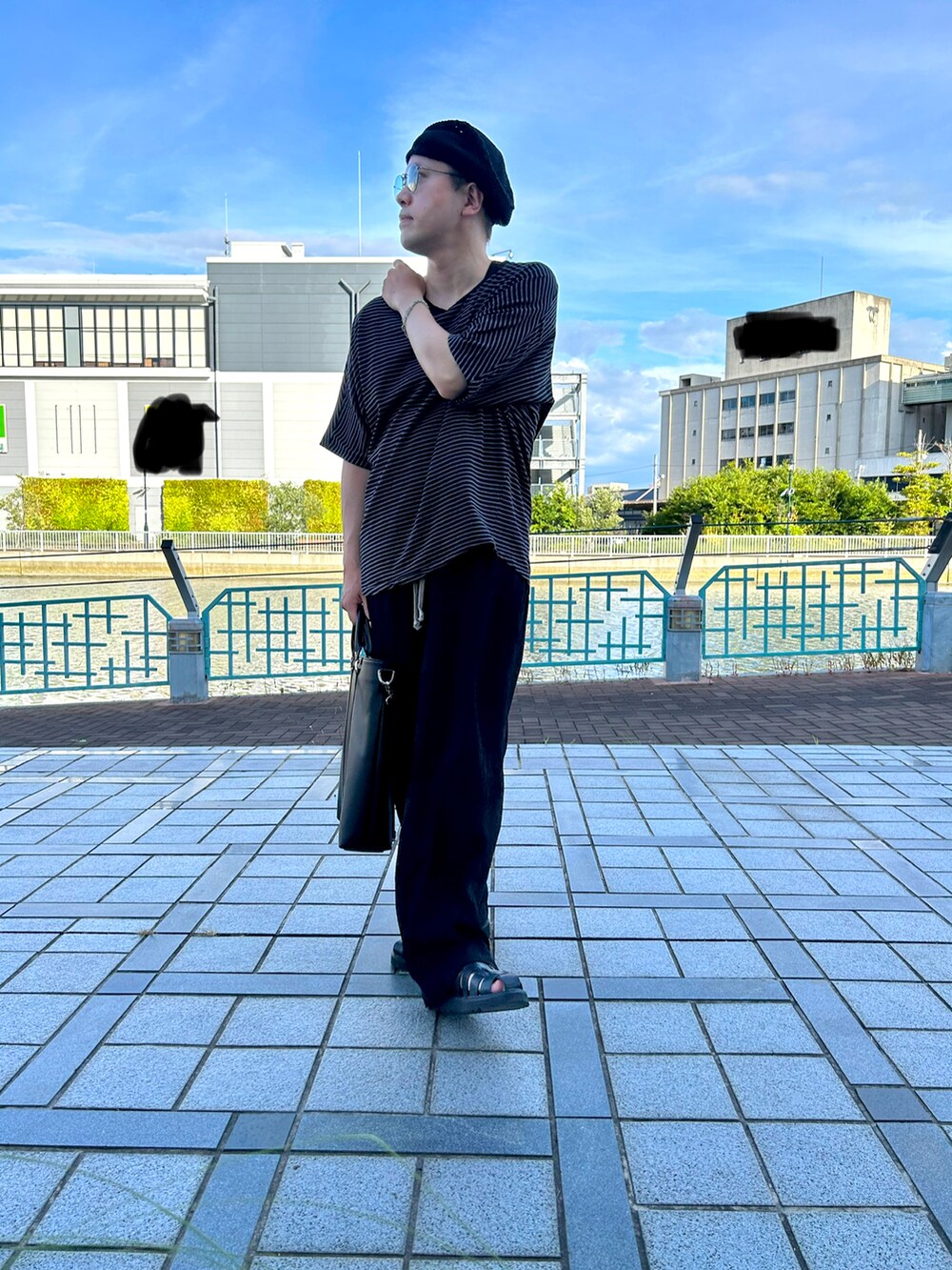 「休日スタイル、アツいコーデ全部見せ、夏コーデ、Tシャツ、メガネ男子、ラフ、カジュアル、ブラック、ハンチング、バッグ、レザーバッグ」｜「OVERRIDEのOVERRIDE  POLY TAM BERET（ハンチング/ベレー帽、ブラック系）」を使った、コタオさん（メンズ・175cm）の夏コーディネートの3枚目の写真