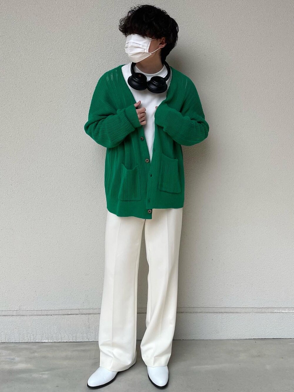 グリーン系のカーディガン/ボレロを着用したメンズの春コーディネートの3枚目の写真