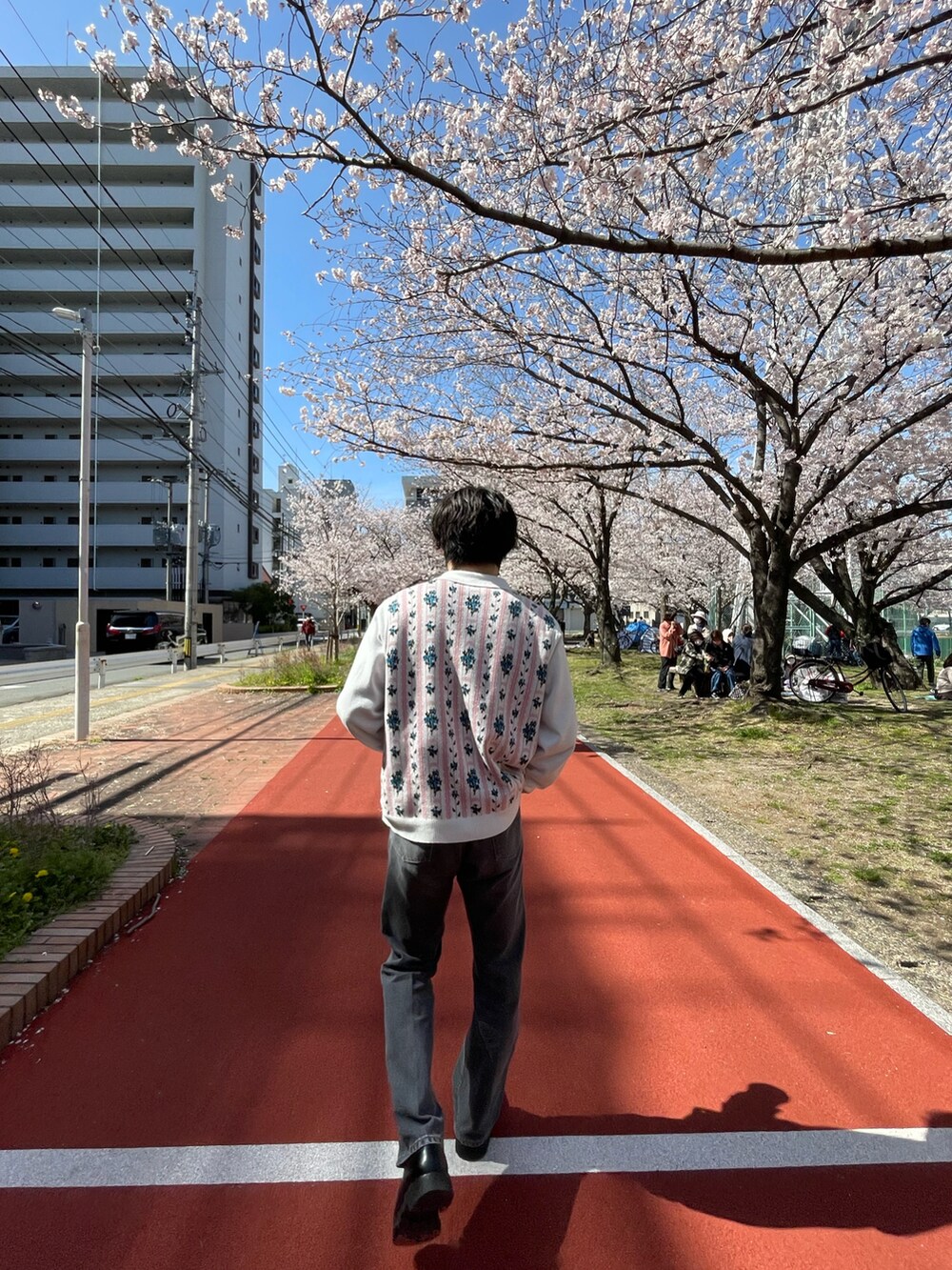 その他のカーディガン/ボレロ、ブルー系のデニムパンツ、ブラック系のドレスシューズを着用したメンズの春コーディネートの5枚目の写真