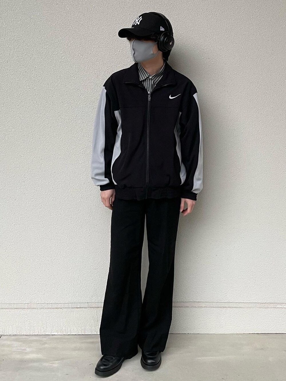 ブラック系のドレスシューズ、ブラック系のその他パンツ、ホワイト系のキャップを着用したメンズの春コーディネートの4枚目の写真