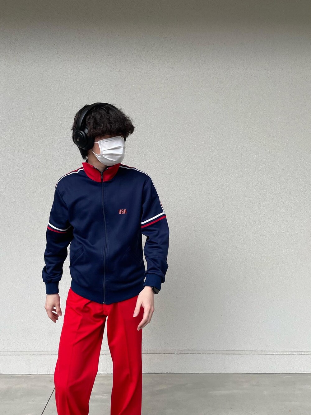 ブラック系のドレスシューズ、その他のその他を着用したメンズの春コーディネートの4枚目の写真