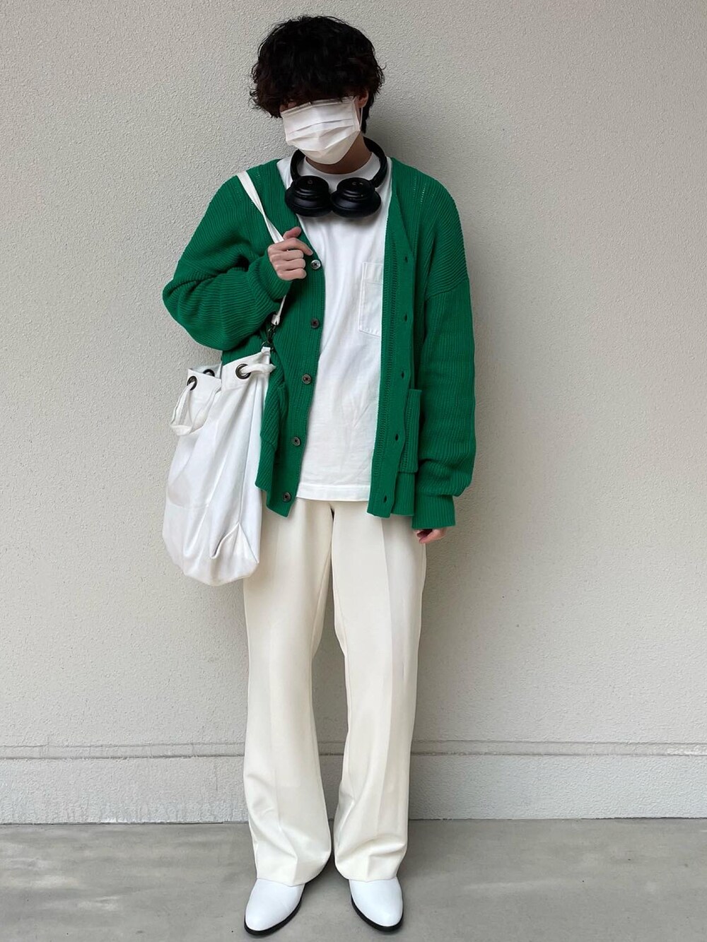 グリーン系のカーディガン/ボレロを着用したメンズの春コーディネートの2枚目の写真